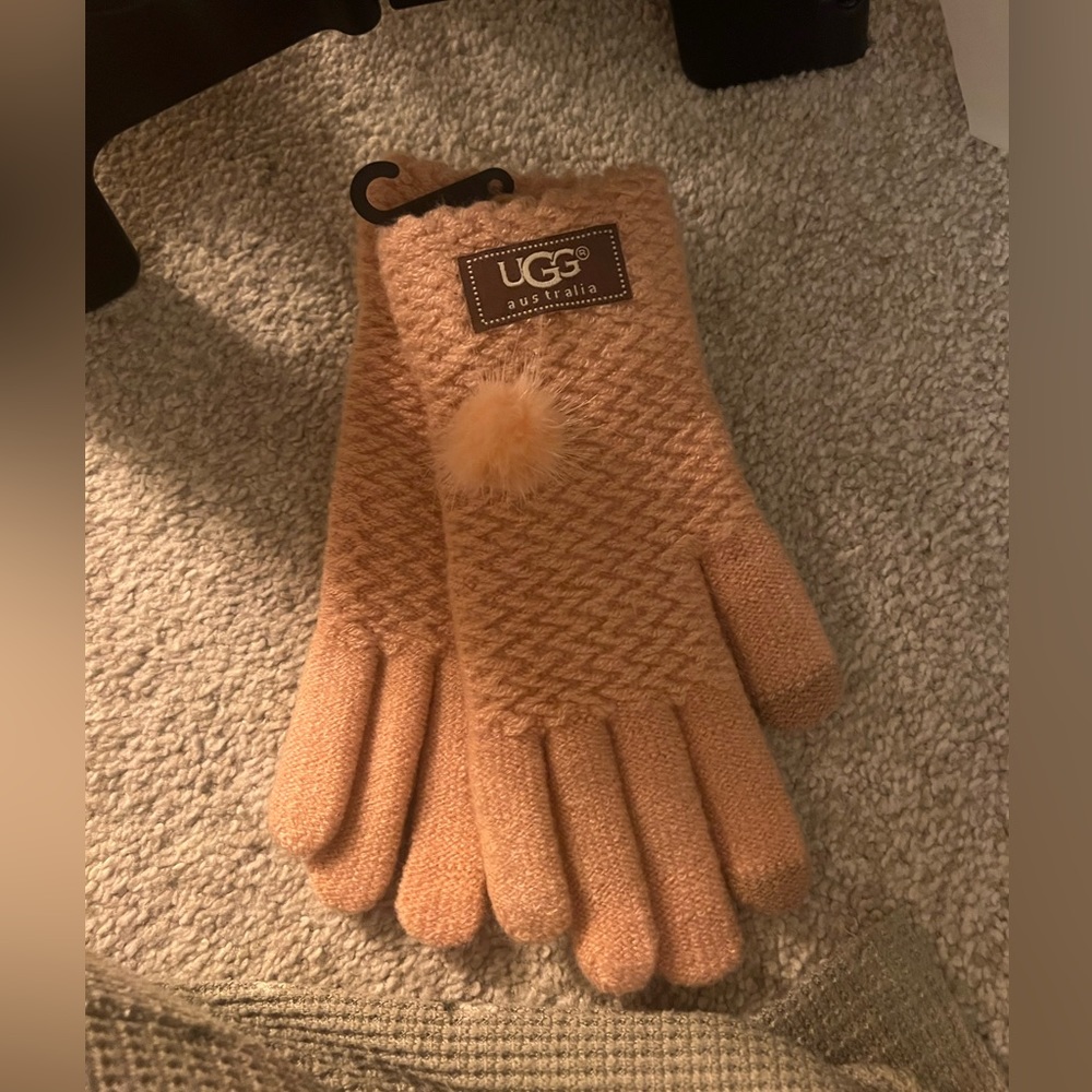 NWT pink ugg gloves